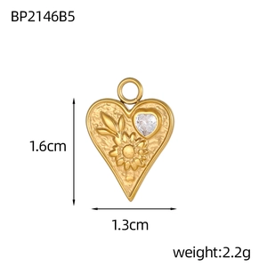 Vue détaillée de la taille du pendentif cœur doré avec zircon et tournesol