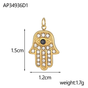 Detailansicht eines 1,5 cm goldenen Hamsa-Handanhängers mit Zirkonia und dem Auge der Fatima