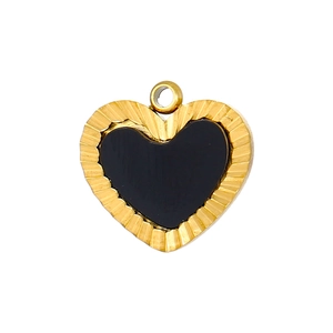 Vue macro d'un pendentif cœur à texture radiale dorée avec centre en émail noir et anneau