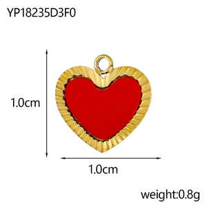 Gros plan détaillé d'un pendentif en forme de cœur rouge avec bordure dorée plissée
