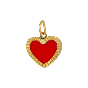 Détail du pendentif cœur doré à texture rayonnante et émail rouge sur fond blanc