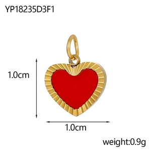 Vue détaillée d'un pendentif cœur doré avec émail rouge et texture radiale délicate
