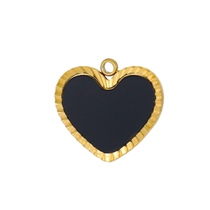 Vue détaillée du pendentif cœur en zircon avec texture dorée rayonnante et centre noir