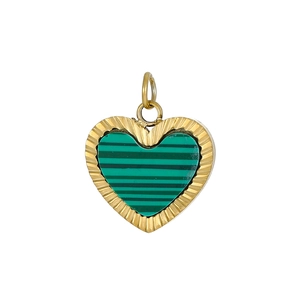 Vue détaillée du pendentif cœur doré avec texture radiale et incrustation de malachite