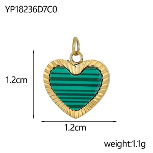 Détail du pendentif en forme de cœur doré avec incrustation rayée verte, taille 1.2cm