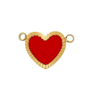Détail d'un pendentif cœur rouge avec bords dorés gravés et doubles connecteurs DIY