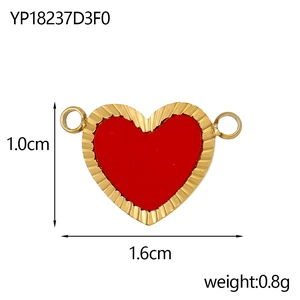 Vue détaillée du pendentif coeur rouge dimensions 1,6cm x 1,0cm avec bord doré