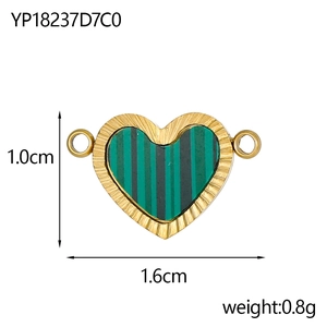 Vue détaillée du pendentif cœur doré avec rayures émail vert et anneaux latéraux