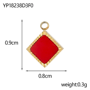 Pendentif carré en agate rouge avec bordure dorée dentelée et anneau de suspension