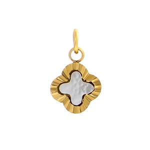 Pendentif trèfle doré élégant avec incrustation en nacre blanche et bords plissés