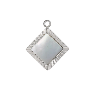 Pendentif losange minimaliste en argent avec incrustation de nacre sur fond blanc