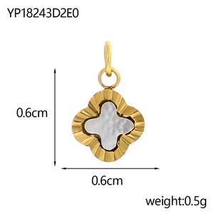 Vue détaillée d'un pendentif trèfle doré de 0,6 cm avec incrustation en nacre blanche