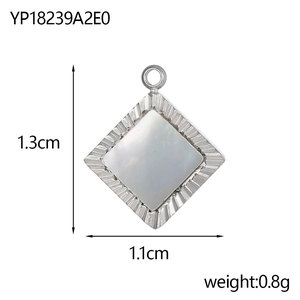 Pendentif carré en argent avec incrustation de coquille blanche et bords gravés