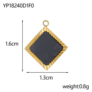 Pendentif losange avec insert noir et texture ondulée dorée, dimensions 1,6x1,3 cm