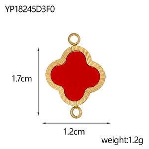 Détail du trèfle rouge avec bordure dorée perlée, dimensions de 1,7 cm x 1,2 cm