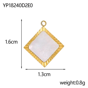 Détail d'un pendentif carré plaqué or avec bords nervurés et insert en nacre blanche