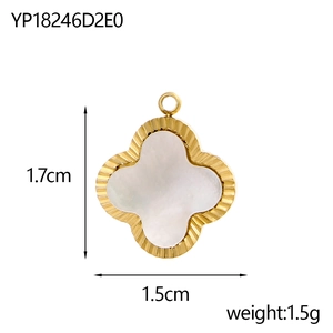 Vue détaillée d'un pendentif trèfle doré avec nacre et spécifications de 1,5 cm