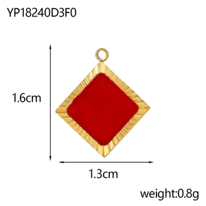 Détails et dimensions du pendentif losange en émail rouge avec bordure dorée