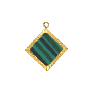Détail du pendentif en forme de losange doré avec incrustation verte et cadre texturé