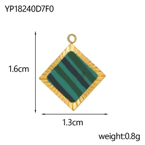 Détail d'un pendentif losange doré avec texture malachite verte et dimensions 1,6x1,3 cm