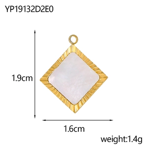 Vue détaillée d'un pendentif losange doré avec nacre blanche et dimensions indiquées