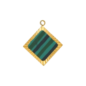 Détail du pendentif géométrique doré avec bords nervurés et incrustation à rayures vertes