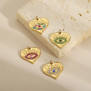 Pendentif œil grec en forme de cœur en acier doré avec des cristaux multicolores