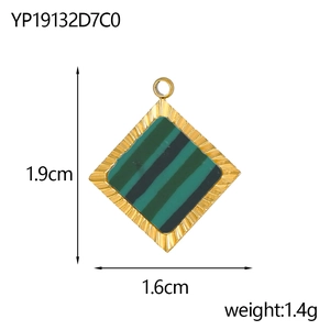 Vue détaillée du pendentif losange doré texturé avec incrustation de pierre rayée verte