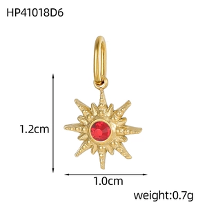 Dettaglio macro del ciondolo a stella dorata da 1,2 cm con zircone rosso e misurazioni