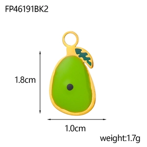 Dettaglio ravvicinato di un ciondolo ad avocado fatto a mano con base in metallo dorato