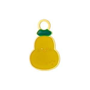 Dettaglio di ciondolo a pera gialla con foglia verde e smiley in smalto dorato