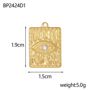 Dettaglio di un ciondolo rettangolare dorato Evil Eye con misure di 1,9 cm x 1,5 cm