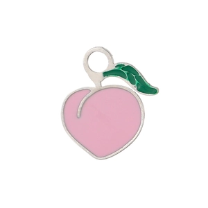 Dettaglio macro di un ciondolo a pesca in smalto rosa con foglia verde e gancio