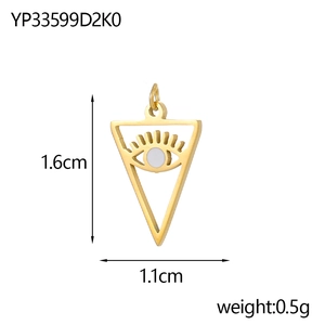 Dettaglio ciondolo occhio del diavolo dorato a triangolo con misure 1.6cm x 1.1cm e peso 0.5g