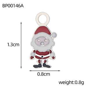 Détail du pendentif Père Noël émaillé montrant les dimensions 1,3 cm de haut et 0,8 cm