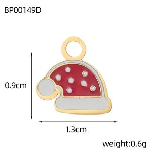 Détail d'un pendentif bonnet de Noël avec émail rouge et blanc sur cadre doré