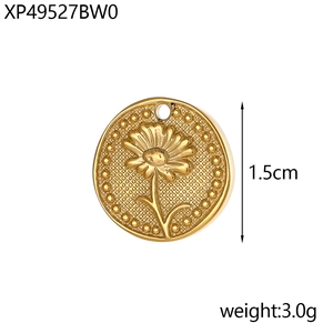 Close-up of a 1.5cm gold sunflower pendant with detailed relief and 3.0g weight