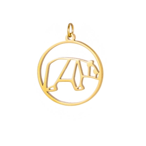 Makroaufnahme eines vergoldeten Panda-Anhängers aus Edelstahl im minimalistischen Design