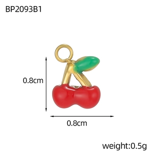 Detailansicht des 0,8 cm Kirsch-Anhängers mit roter Emaille und grünem Blatt in Goldoptik