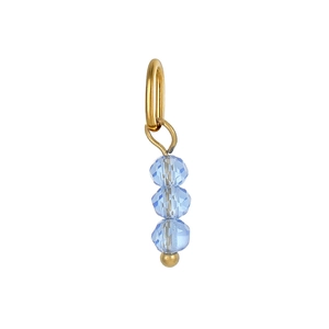 Dettaglio di un elegante ciondolo con perle di cristallo azzurro e anello in metallo dorato