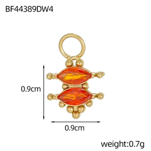 Detail eines 0,9cm fächerförmigen Goldanhängers mit orangen Zirkonia und Perlenrand