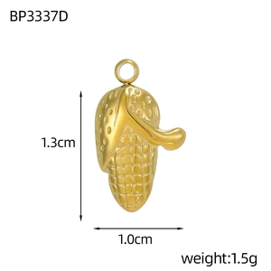 Makroansicht des goldenen Mais-Anhängers aus Metall mit Maßen 1,3 cm x 1,0 cm