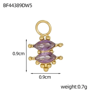 Detail eines 0,9 cm großen goldenen Edelstahl-Anhängers mit lila Zirkoniasteinen