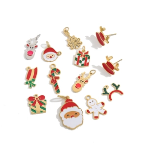 Set di ciondoli natalizi con Babbo Natale, alce e albero in smalto dorato lucido