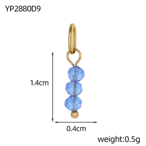 Dettaglio di un elegante ciondolo dorato con tre cristalli blu sfaccettati per gioielli fai da te
