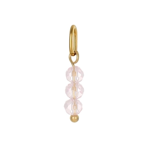 Dettaglio di tre perle rosa sfaccettate su un ciondolo ad anello ovale in oro