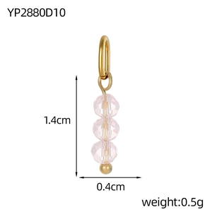 Vista dettagliata di un ciondolo in perle di cristallo rosa da 1,4 cm con anello dorato