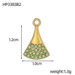 Nahaufnahme des goldenen Fächeranhängers mit 1,2 cm Höhe und grünen Zirkonsteinen