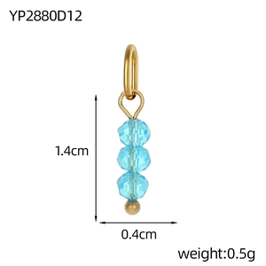Dettaglio del ciondolo in cristallo azzurro da 1,4 cm con anello d'oro e dimensioni