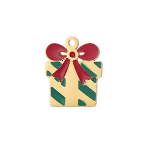 Dettaglio di un ciondolo a forma di regalo di Natale con fiocco rosso e smalto